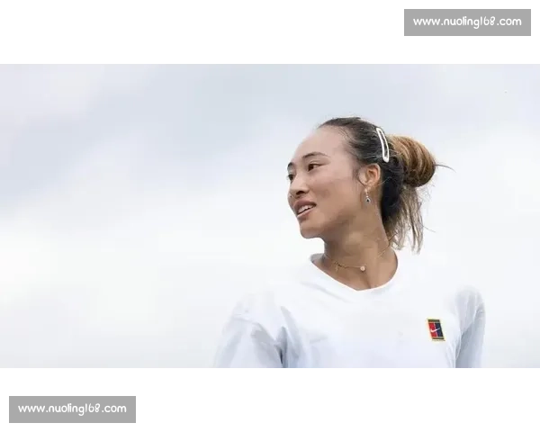 郑钦文赠阿尔卡拉斯 Labubu:温网训练场暖心互动,潮玩跨界点燃网坛友谊