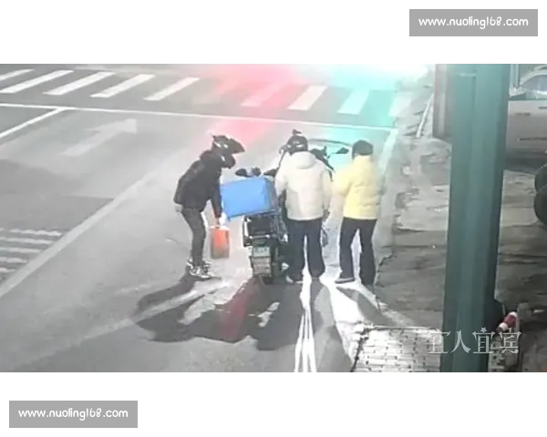 骑行男子路边歇息遇蹊跷：陌生女子强行推车被阻